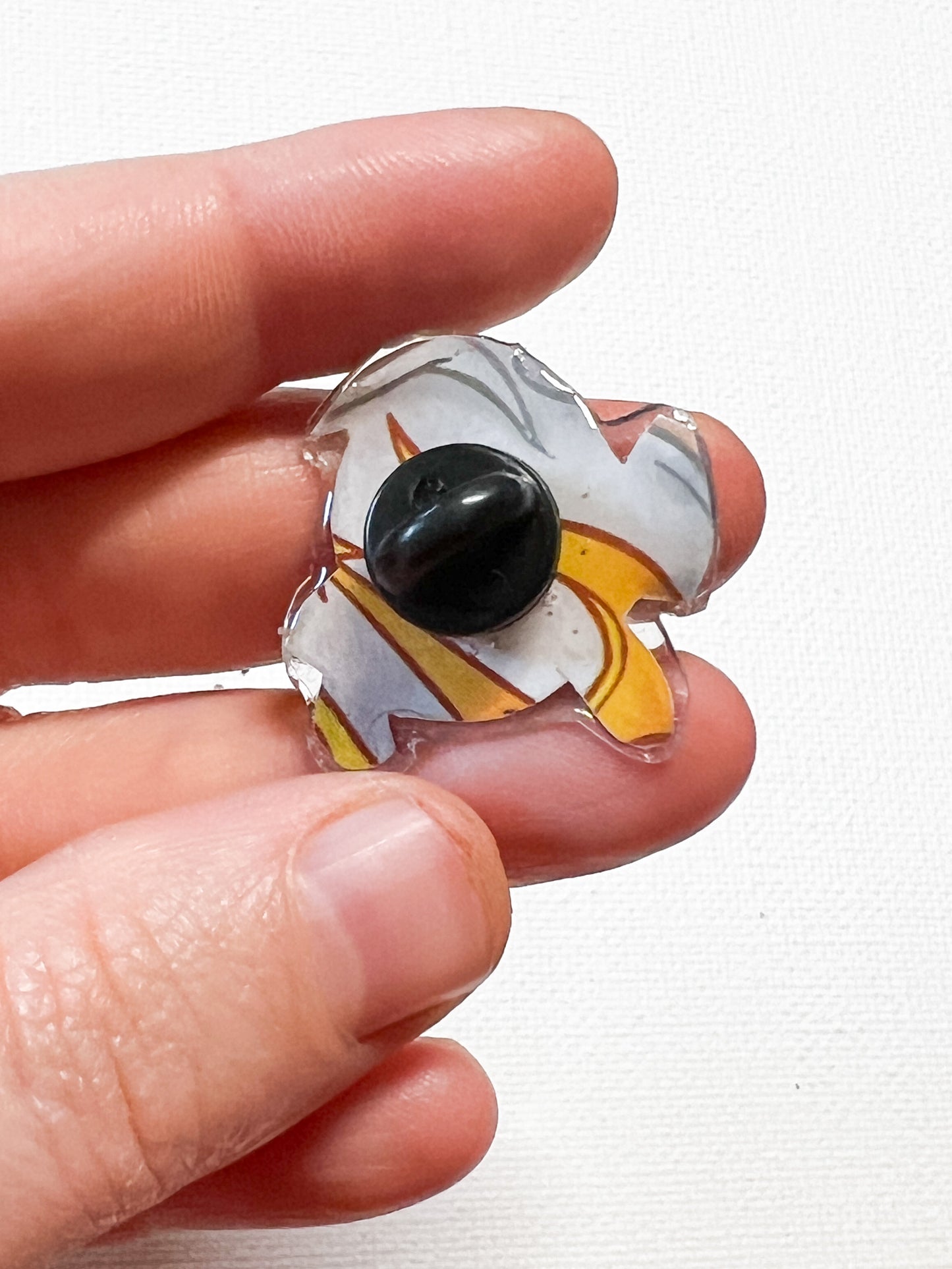 Upcycelte, niedliche blau-gelbe Fisch-Handarbeitsnadel – Anstecknadel aus recyceltem Märchenbuch – Buchseiten-Kunstnadel – Resin B-Ware aus Kleinserie