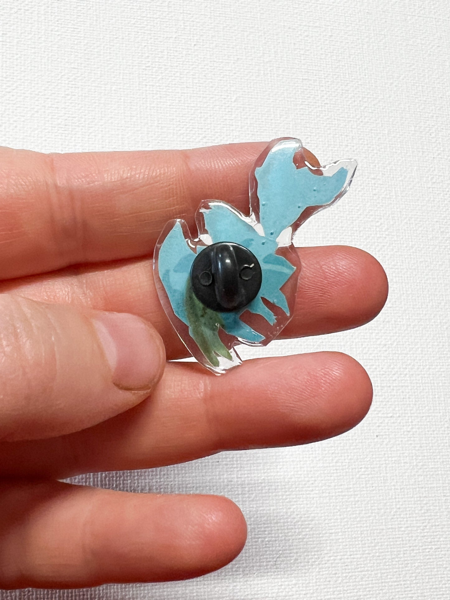 Upcycling Krabbe Handgemachte Anstecknadel – Recycelte Märchenbuch Anstecknadel – Buchseiten Kunst Anstecknadel – Kleine Charge Harz B-Ware