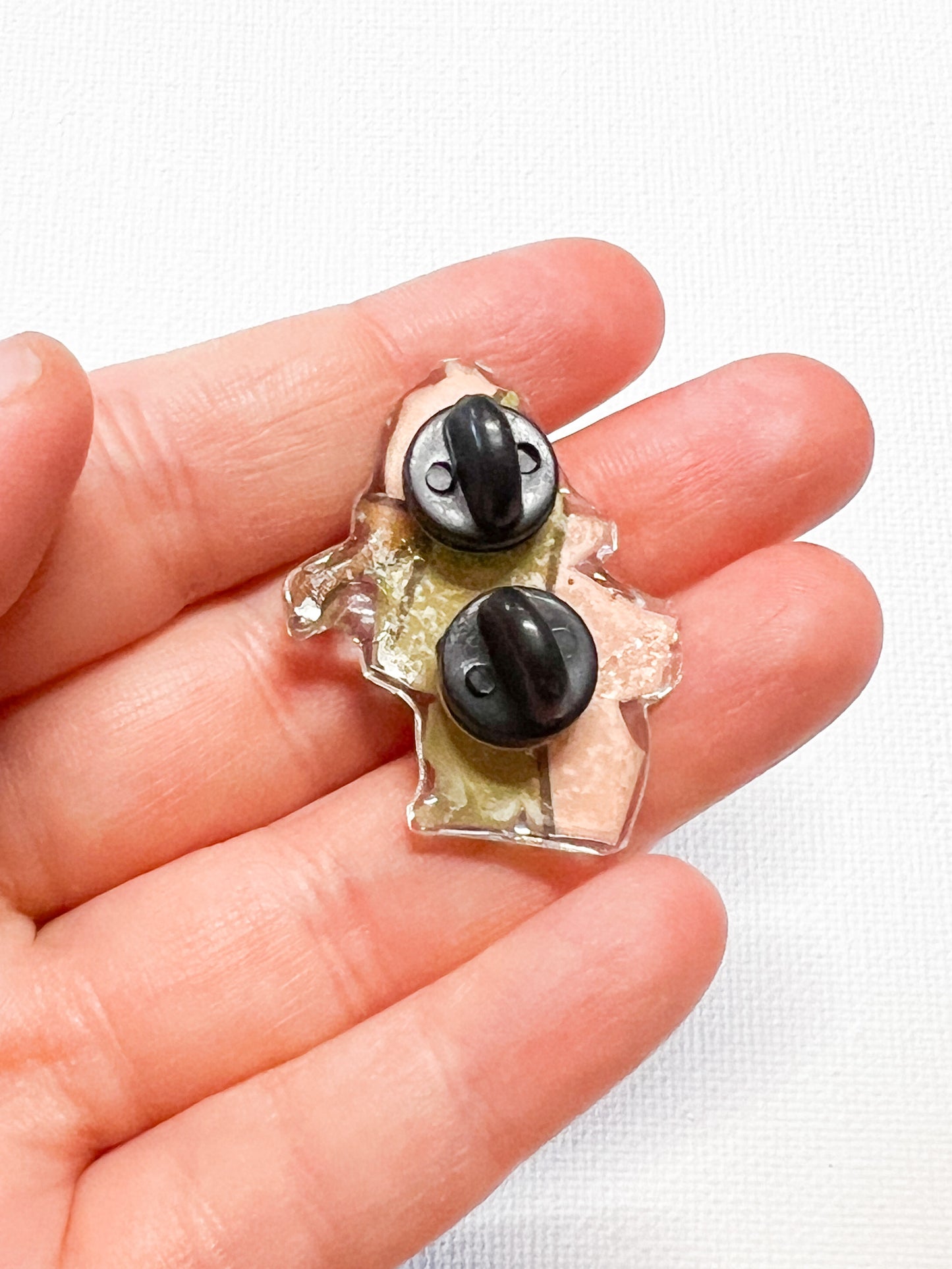 Broche horloge recyclée faite à la main – Broche de livre d'histoires recyclé – Broche d'art de page de livre – Résine en petite série de qualité B