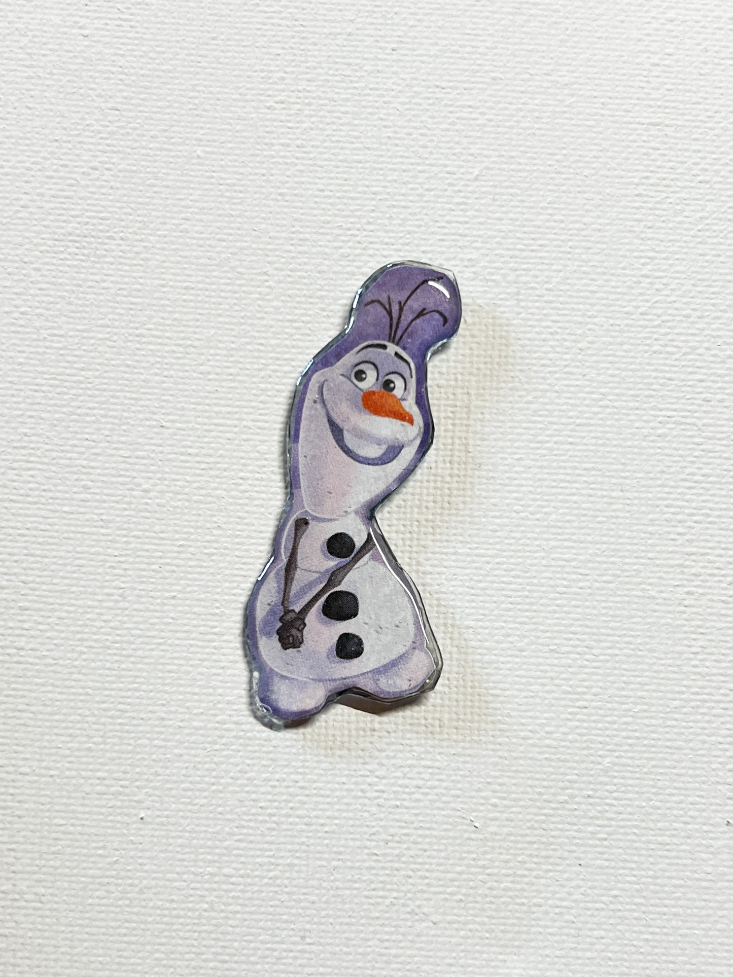 Upgecycelter Happy Snowman Handmade Pin – Recycelter Märchenbuch-Pin – Buchseiten-Kunst-Pin – Kleinserienharz
