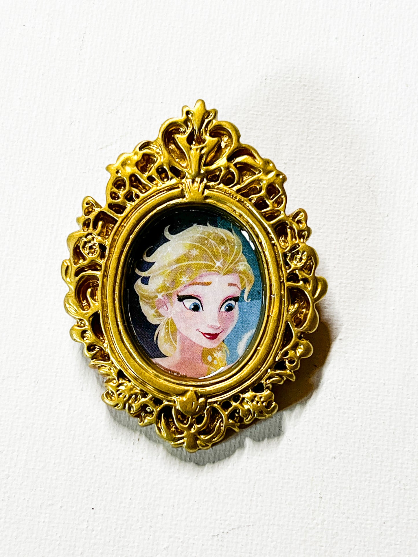 Upcycled Book Oval Vintage-Inspired Portrait Frame Brooch