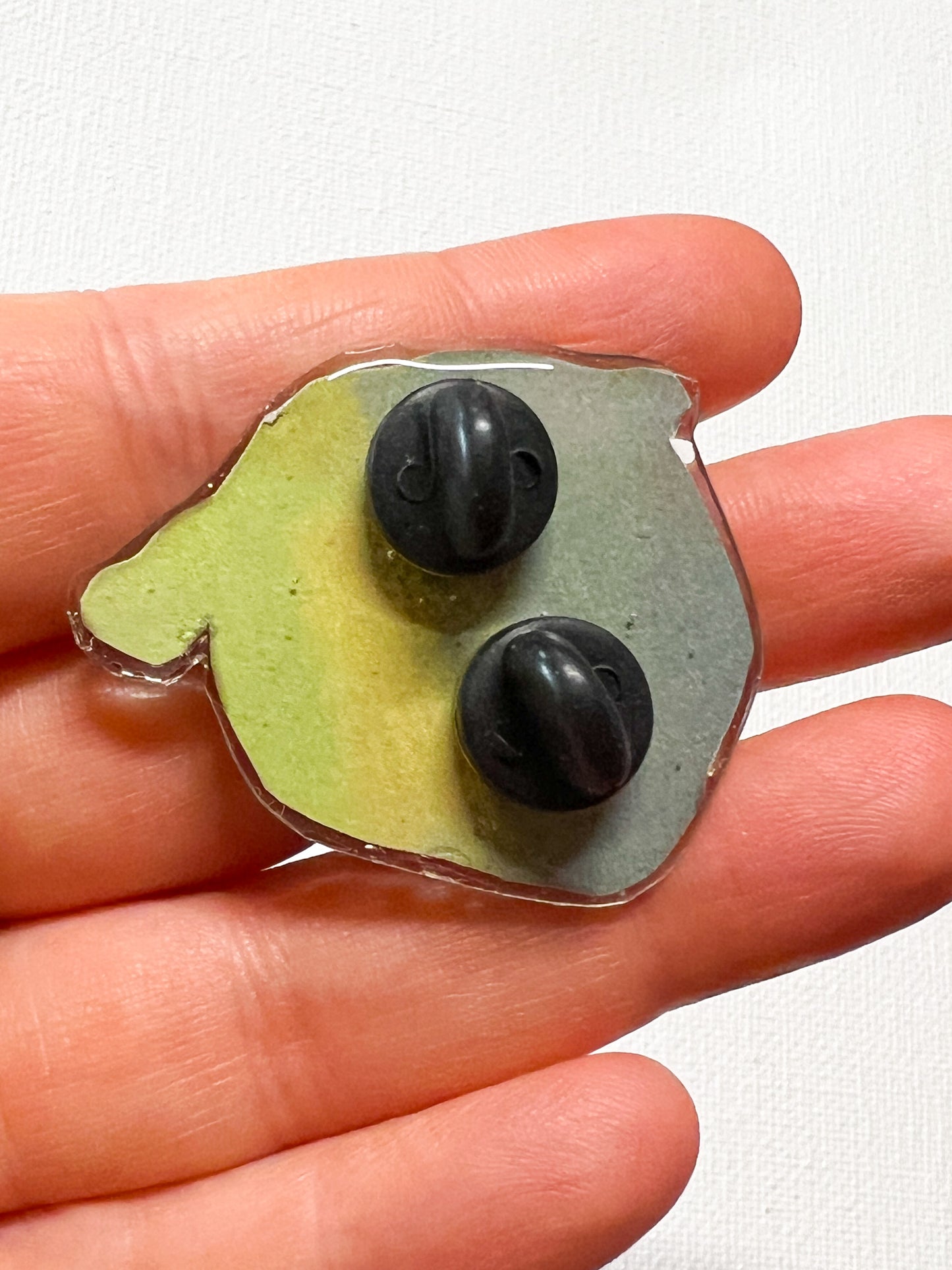Upcycled Grumpy Bear Gesicht handgefertigter Pin – Recycelter Märchenbuch-Pin – Buchseitenkunst-Pin – Kleinserienharz