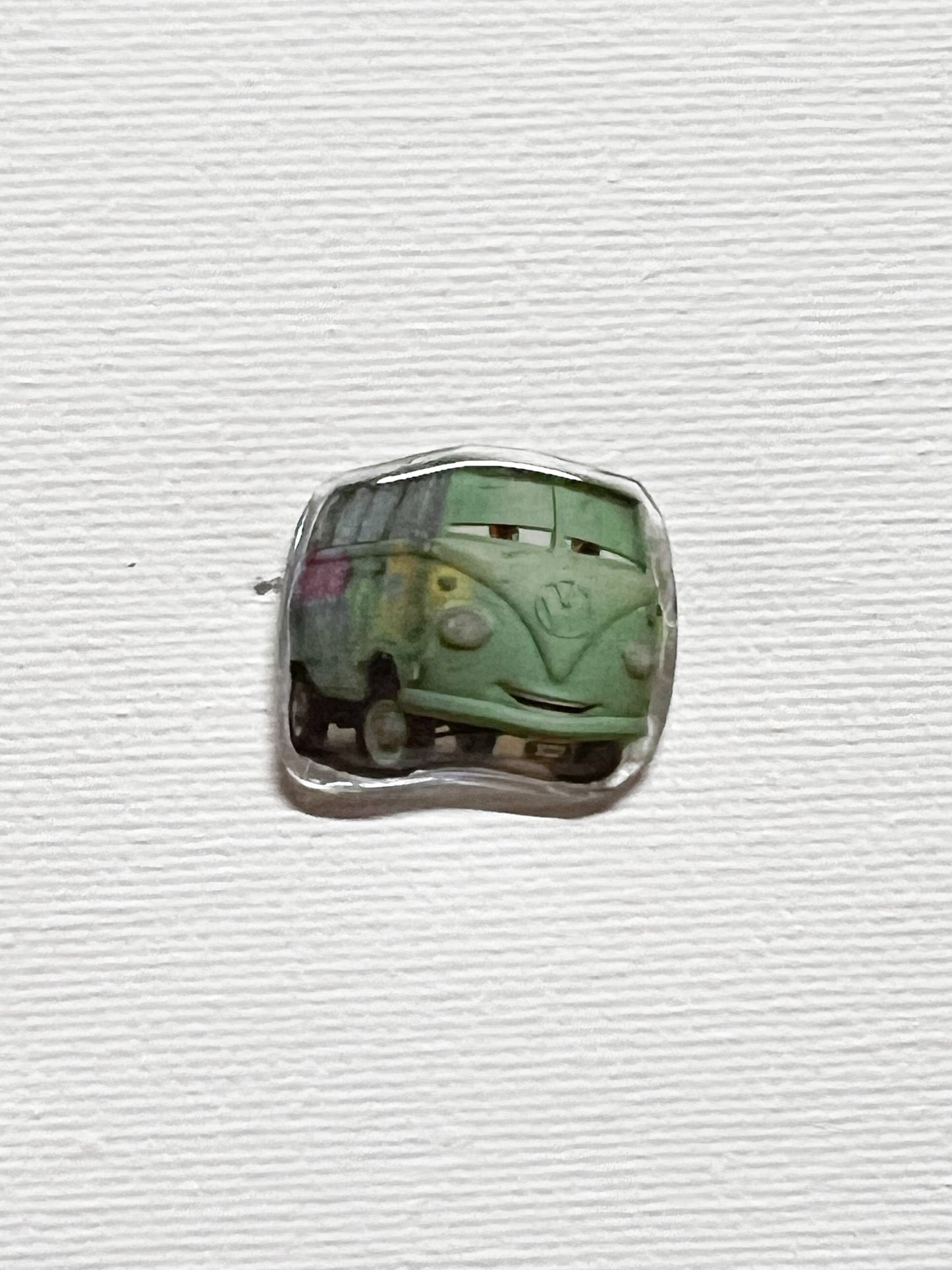 Broche faite à la main van hippie recyclé – Broche livre de contes recyclé – Broche d’art en pages de livre – Résine en petite quantité