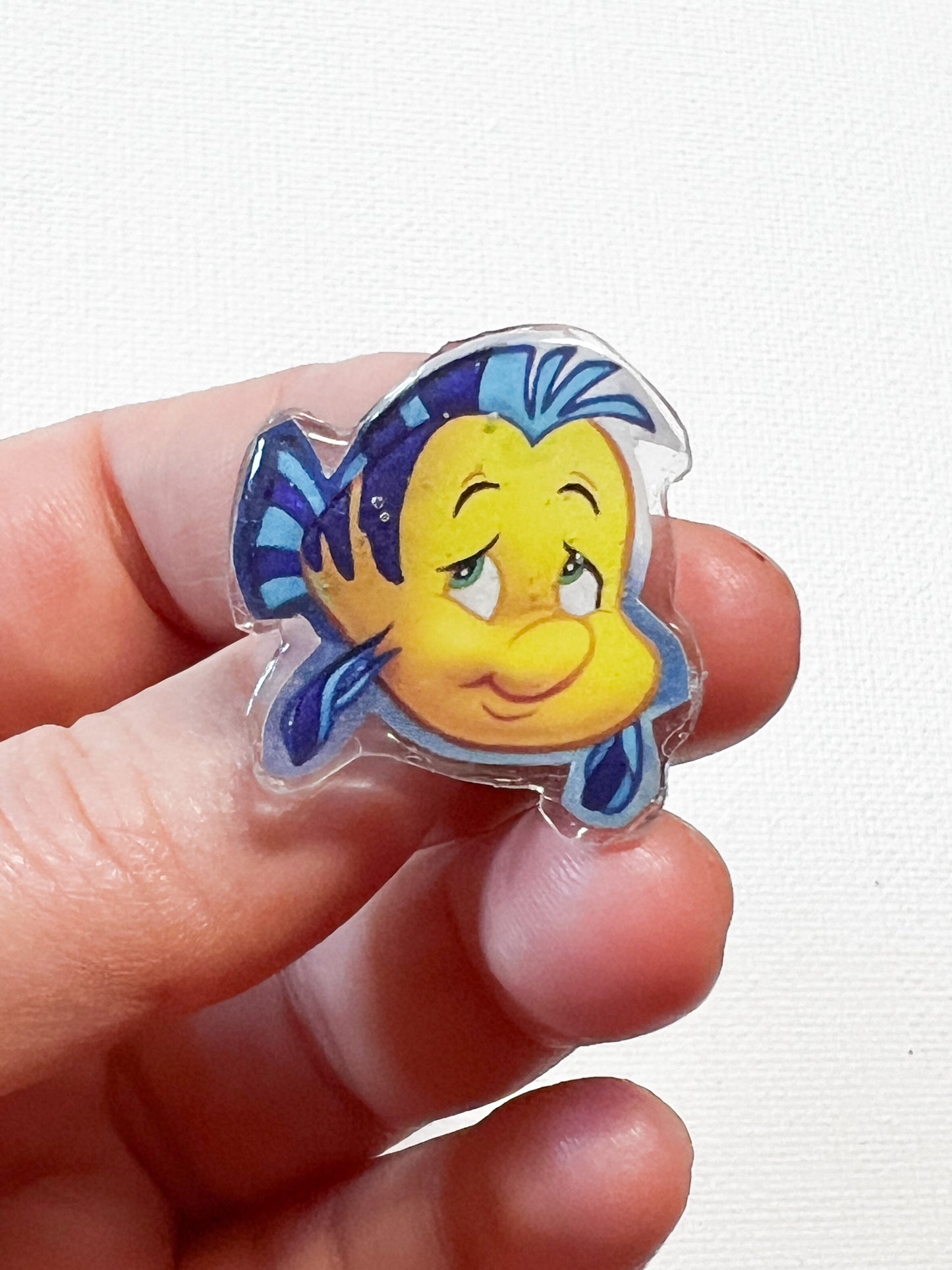 Upcycelte, niedliche blau-gelbe Fisch-Handarbeitsnadel – Anstecknadel aus recyceltem Märchenbuch – Buchseiten-Kunstnadel – Resin B-Ware aus Kleinserie