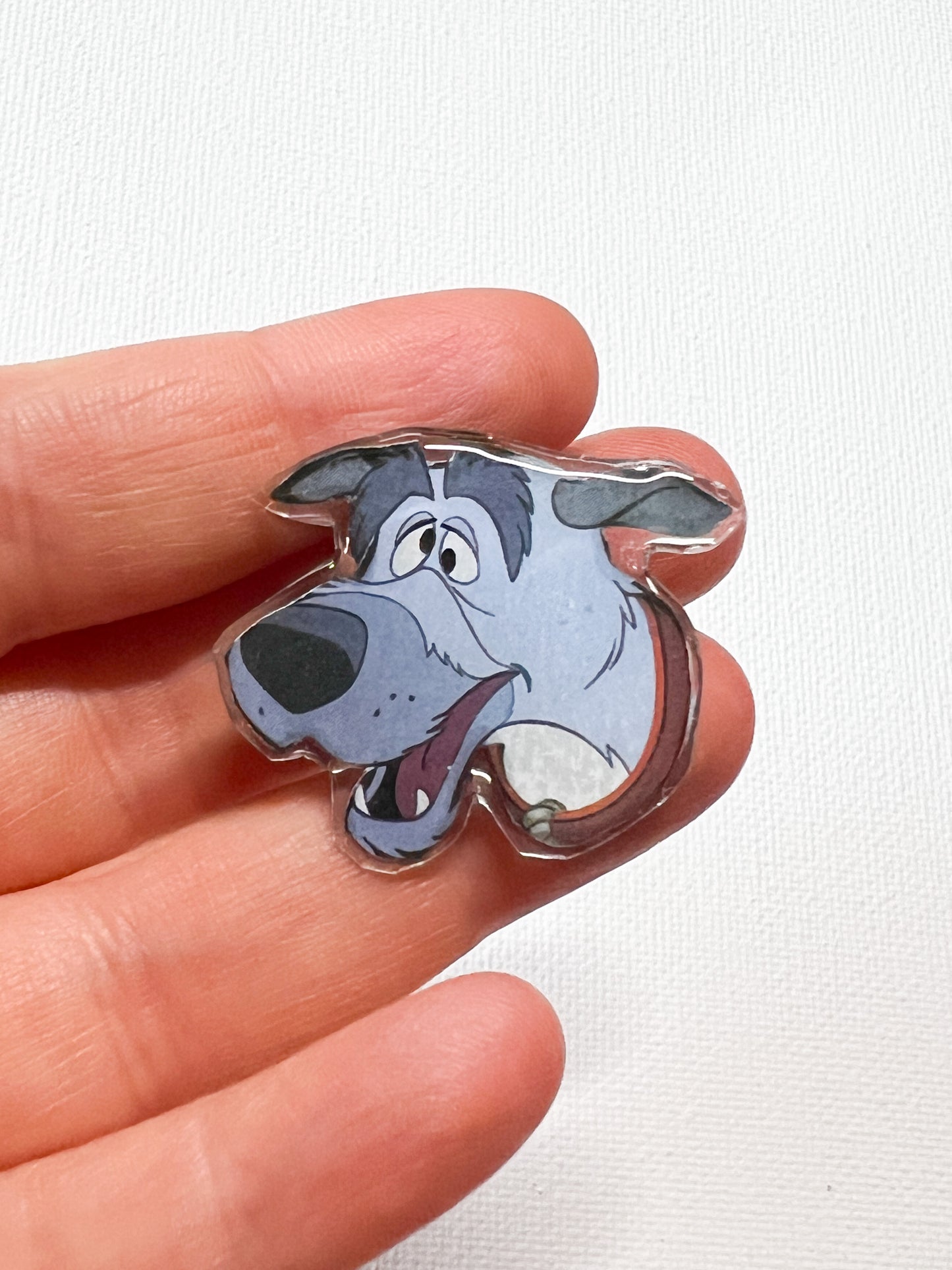 Upgecycelter verrückter Hundegesicht-Handgemachter Anstecker – Recycelter Märchenbuch-Anstecker – Buchseitenkunst-Anstecker – Kleinserienharz