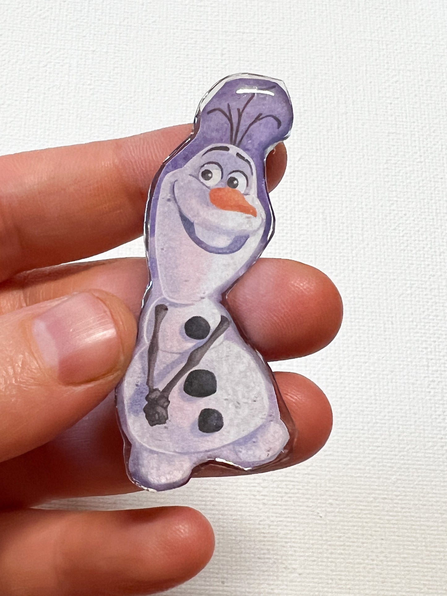 Upgecycelter Happy Snowman Handmade Pin – Recycelter Märchenbuch-Pin – Buchseiten-Kunst-Pin – Kleinserienharz