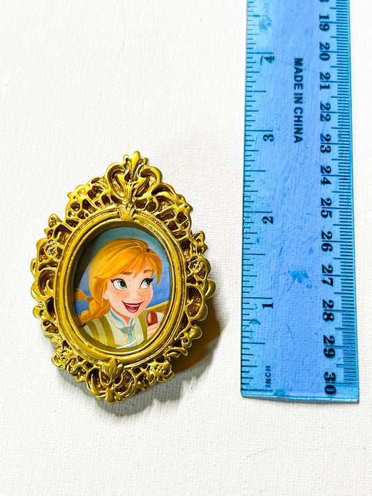 Upcycled Book Oval Vintage-Inspired Portrait Frame Brooch